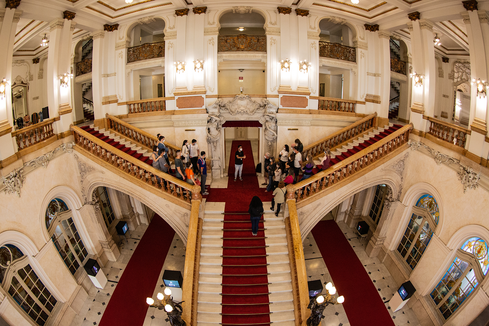 Foto de visitantes durante atividade educativa no Theatro Municipal