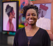 Glaucea Helena de Britto sorrindo com quadros ao fundo