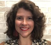 Deborah Neves sorrindo