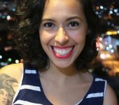 Daniela Torres sorrindo