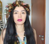 Julie Dorico com coroa de flores na cabeça