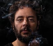 rosto de Cacá Machado com fumaça