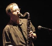 Lívio Tragtenberg tocando saxofone