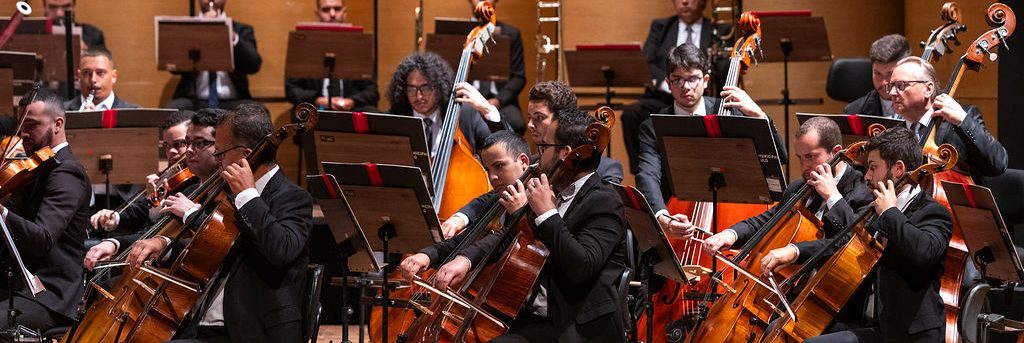 Foto da Orquestra Experimental de Repertório durante um concerto