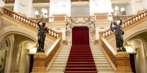 Foto da escadaria interna e Saguão do Theatro Municipal